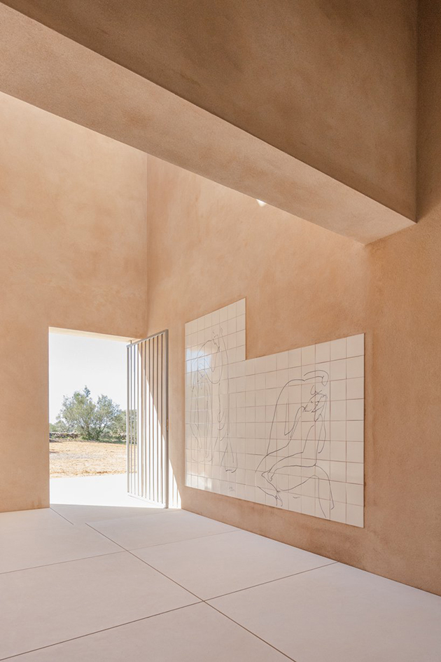Álvaro Siza builds rustic chapel in Portugal with no light or