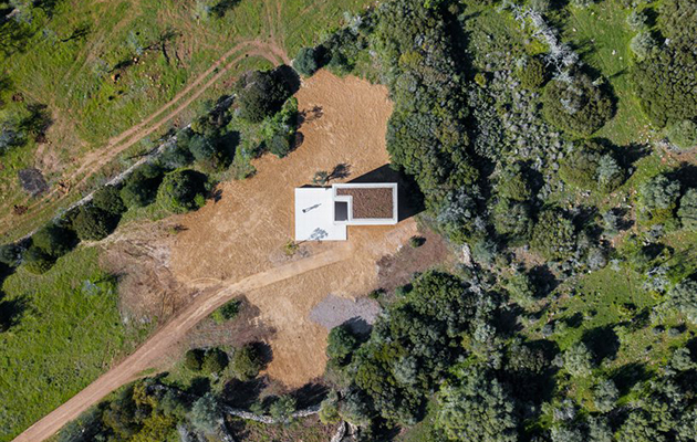 Álvaro Siza builds rustic chapel in Portugal with no light or