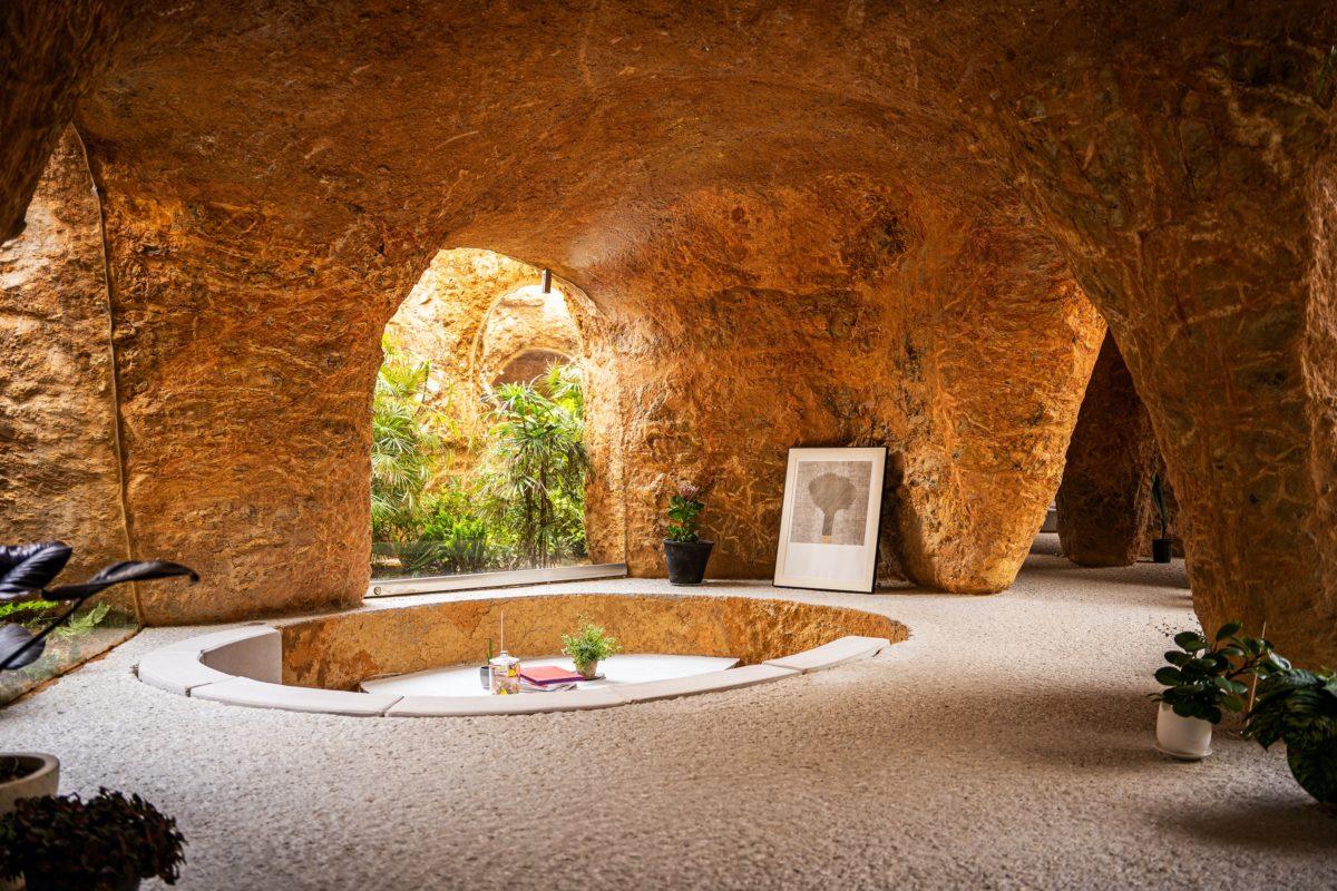 Maison Owl Ube Japan restaurant cave cave interior 