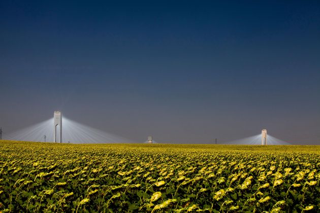 The Planta Solar 20 power plant near Seville, Spain. PS20 produces electricity with large movable mirrors called heliostats. Alamy.