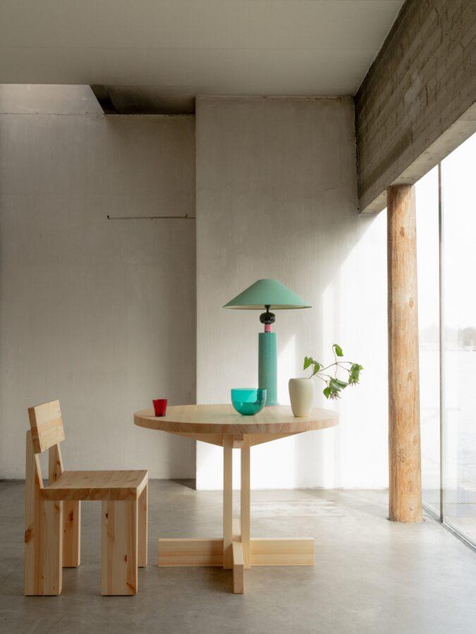 Vaarnii Dining Table Round Chairs