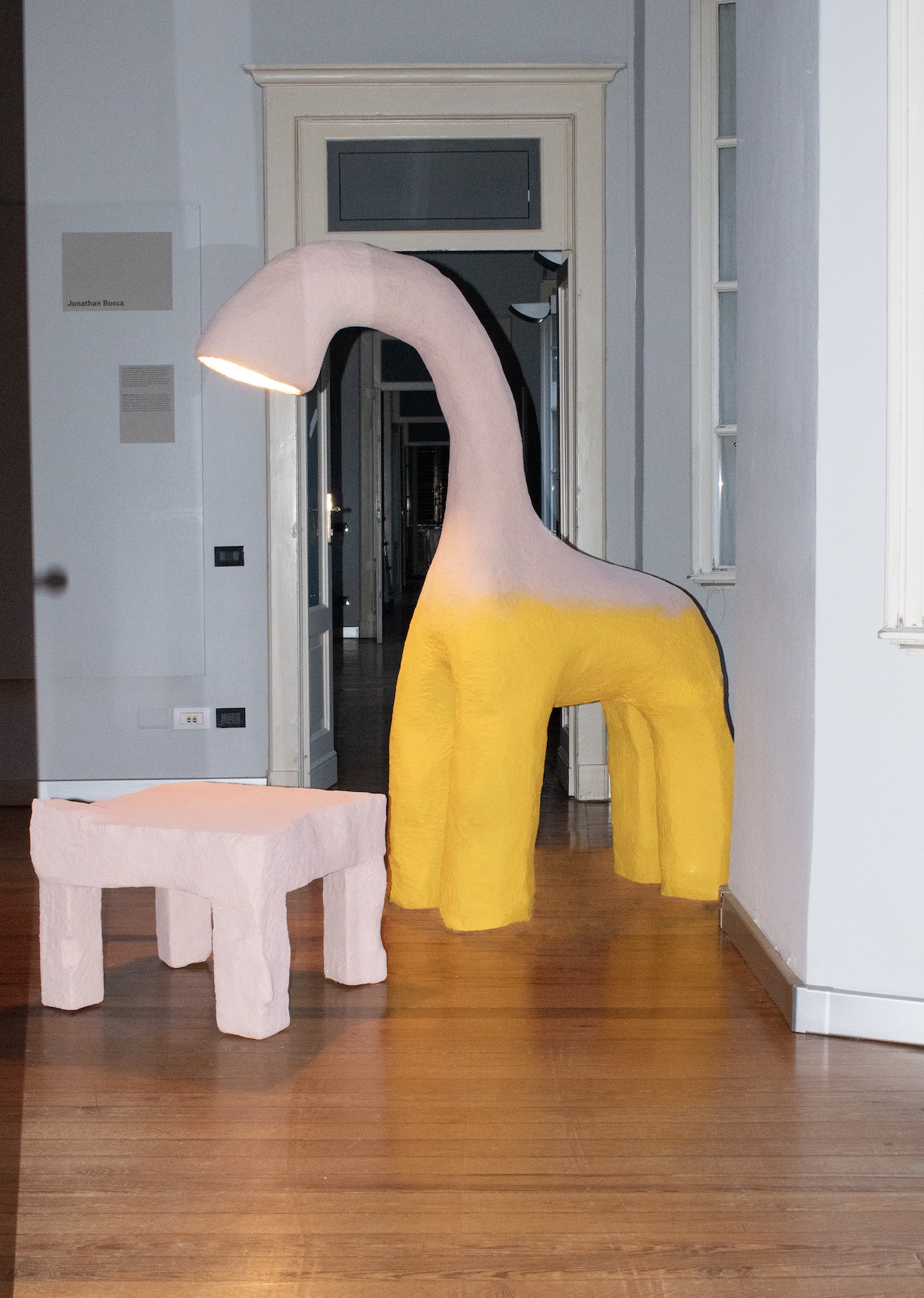 Jonathan Bocca Giraffa alta papier-mâché giraffe art pink yellow